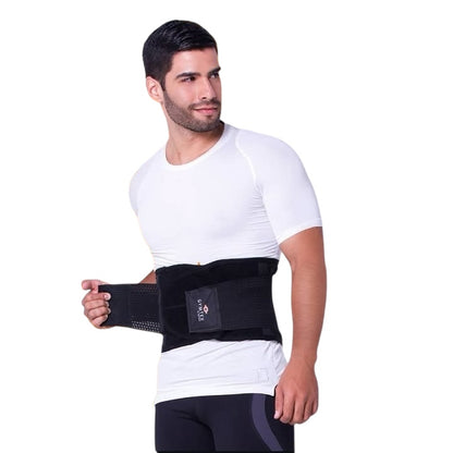 Hombre usando cinturón deportivo unisex colombiano negro, faja lumbar ajustable para gimnasio, running y entrenamiento funcional.