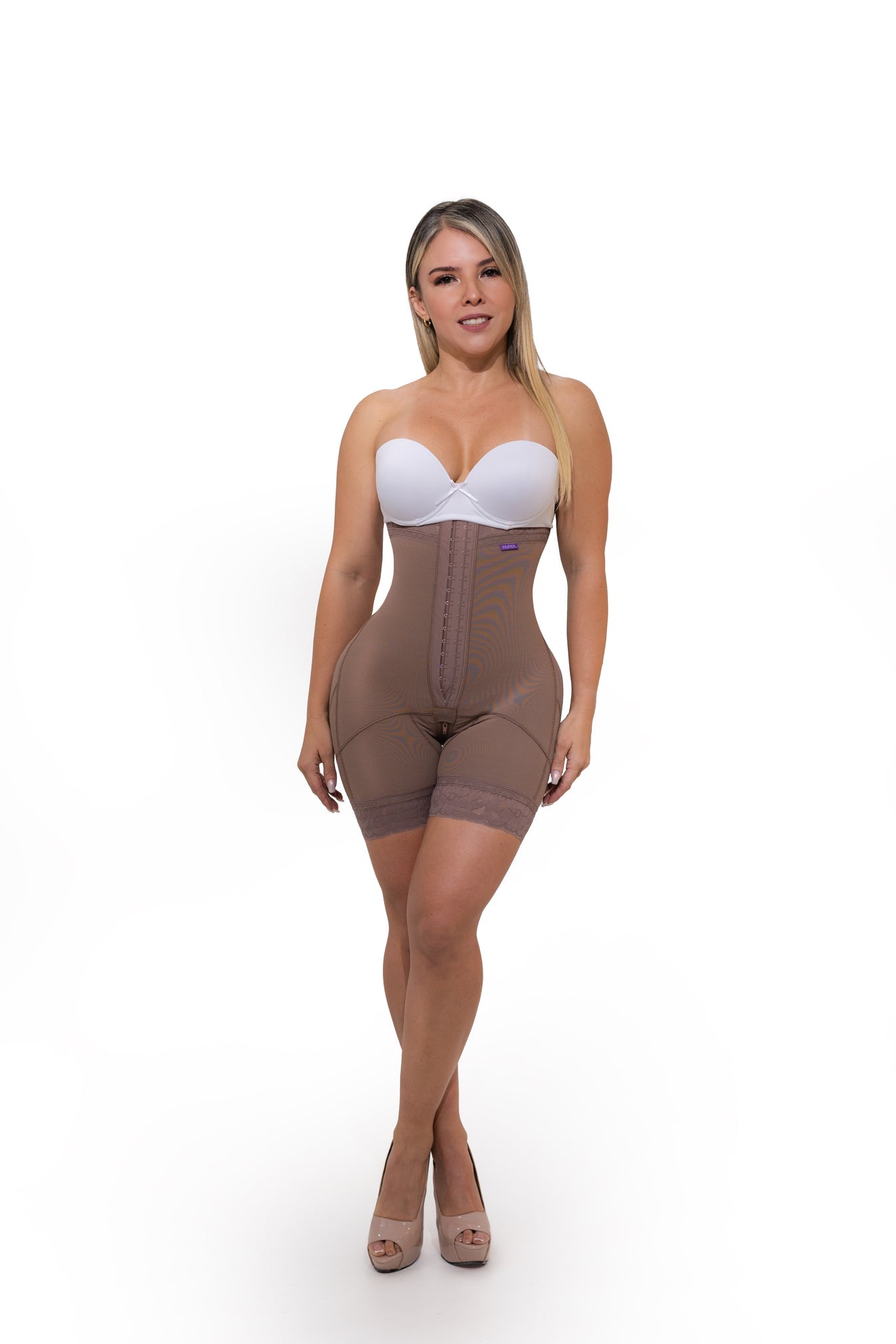 Faja colombiana straple beige a media pierna color mocha, alta compresión en abdomen y realce natural de glúteos.