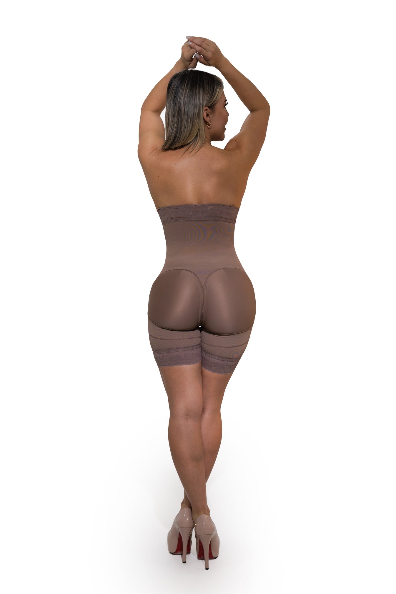 Faja colombiana straple a media pierna color mocha, con realce natural de glúteos y franjas siliconadas.