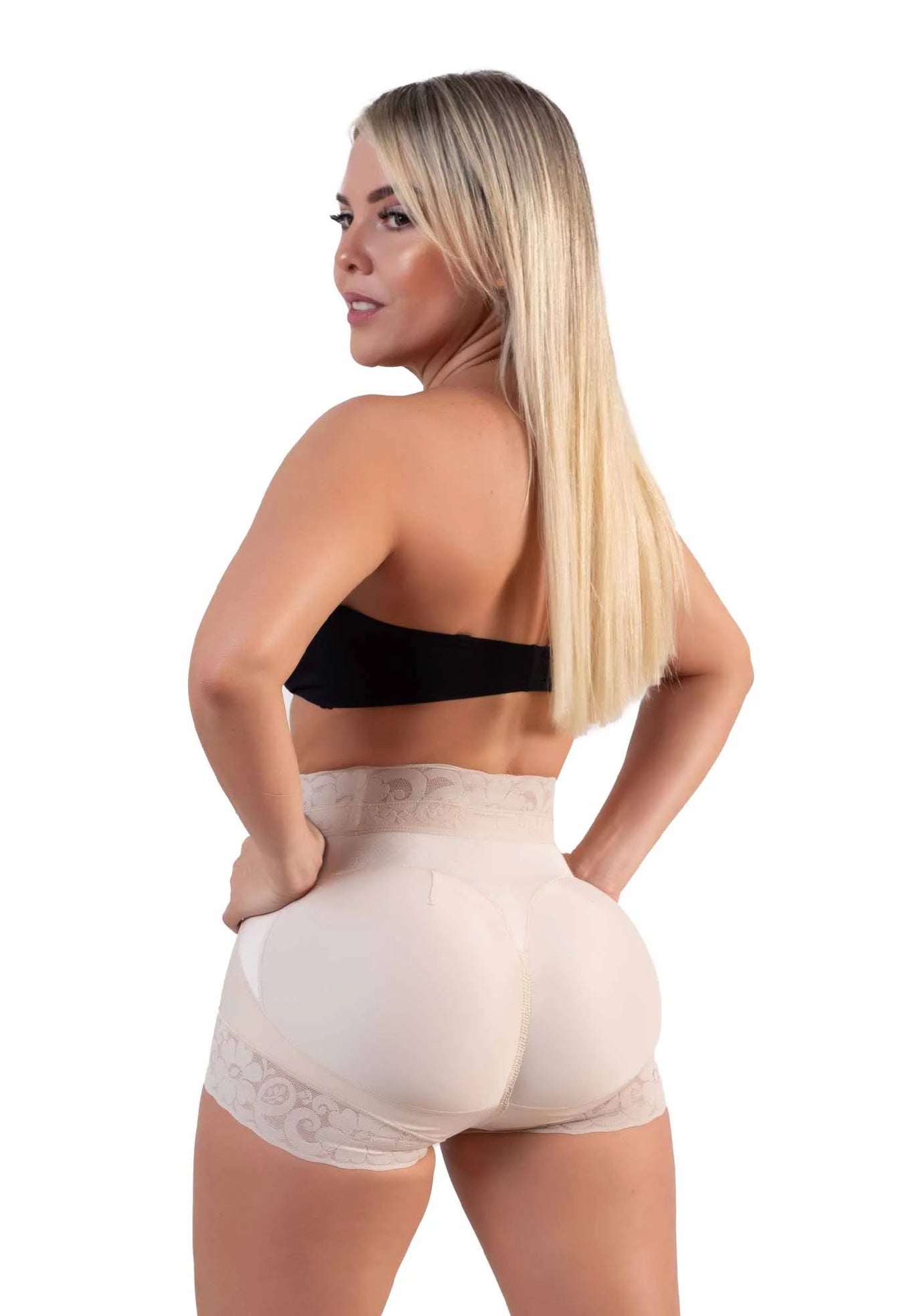 anty colombiano extra corto beige con realce natural y talle alto, pose frontal dinámica.