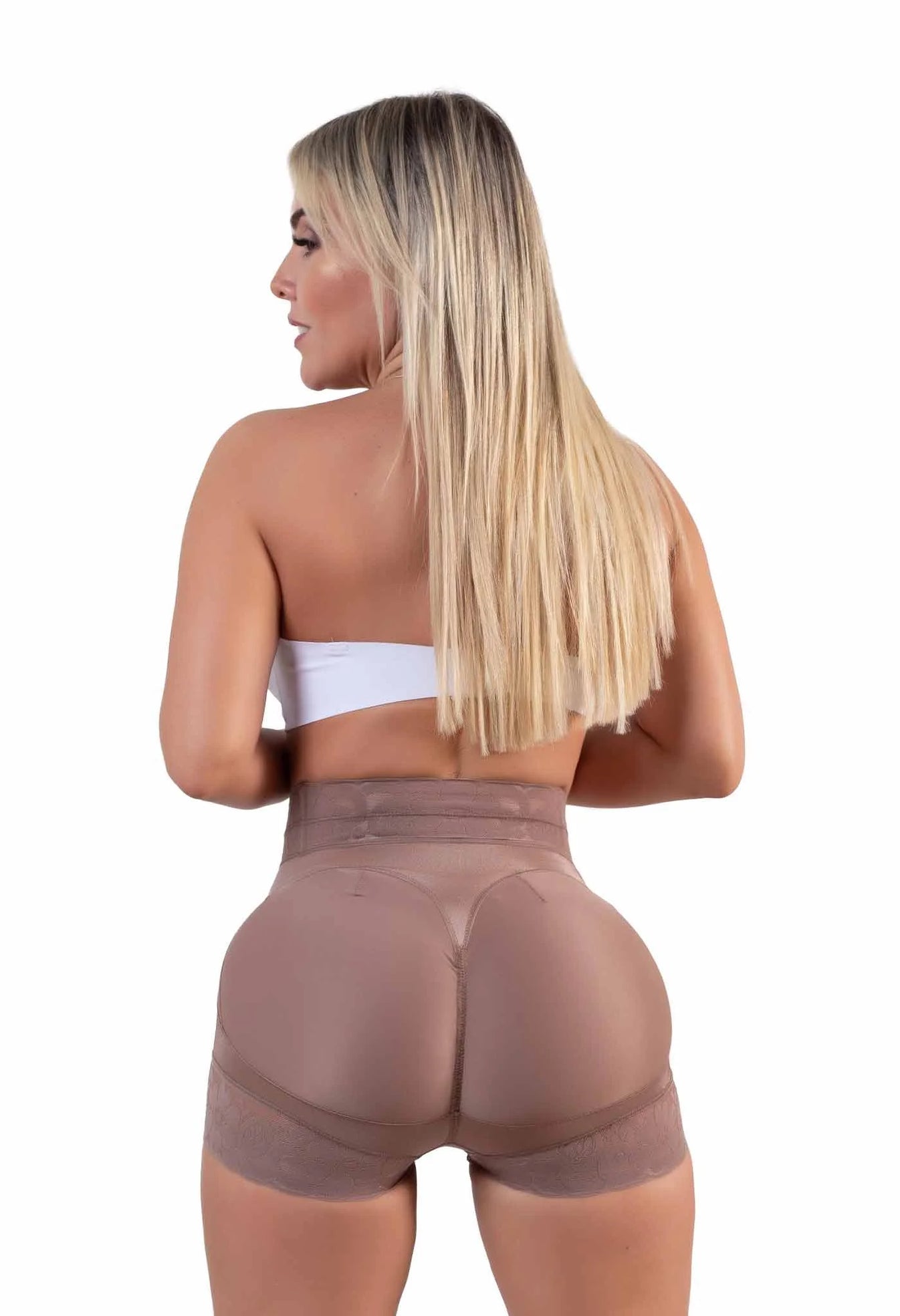 Panty colombiano levanta cola extra corto cocoa, vista posterior con realce natural y talle alto.