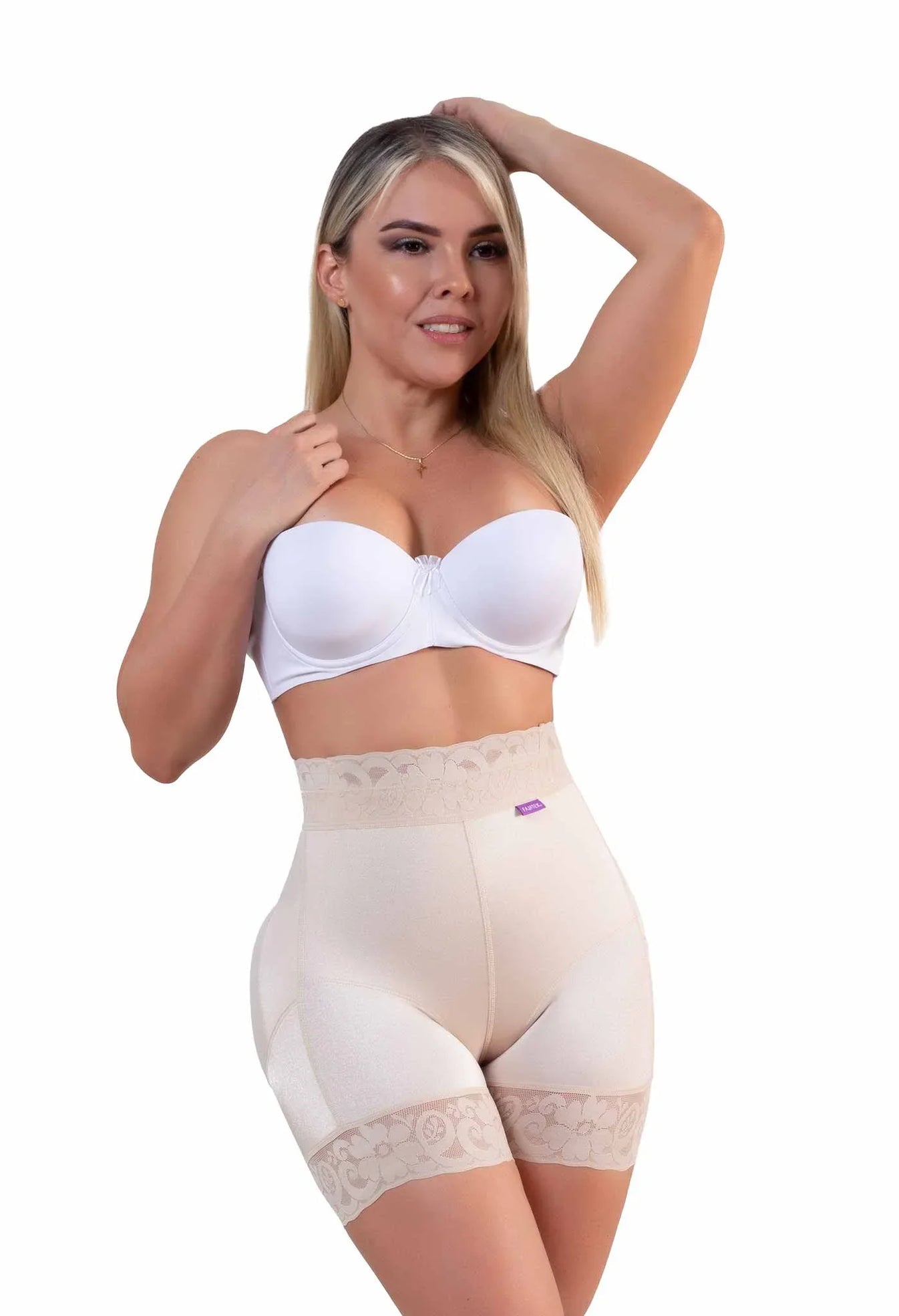 Short colombiano levanta cola a media pierna beige con control de abdomen bajo, talle alto y franja siliconada.