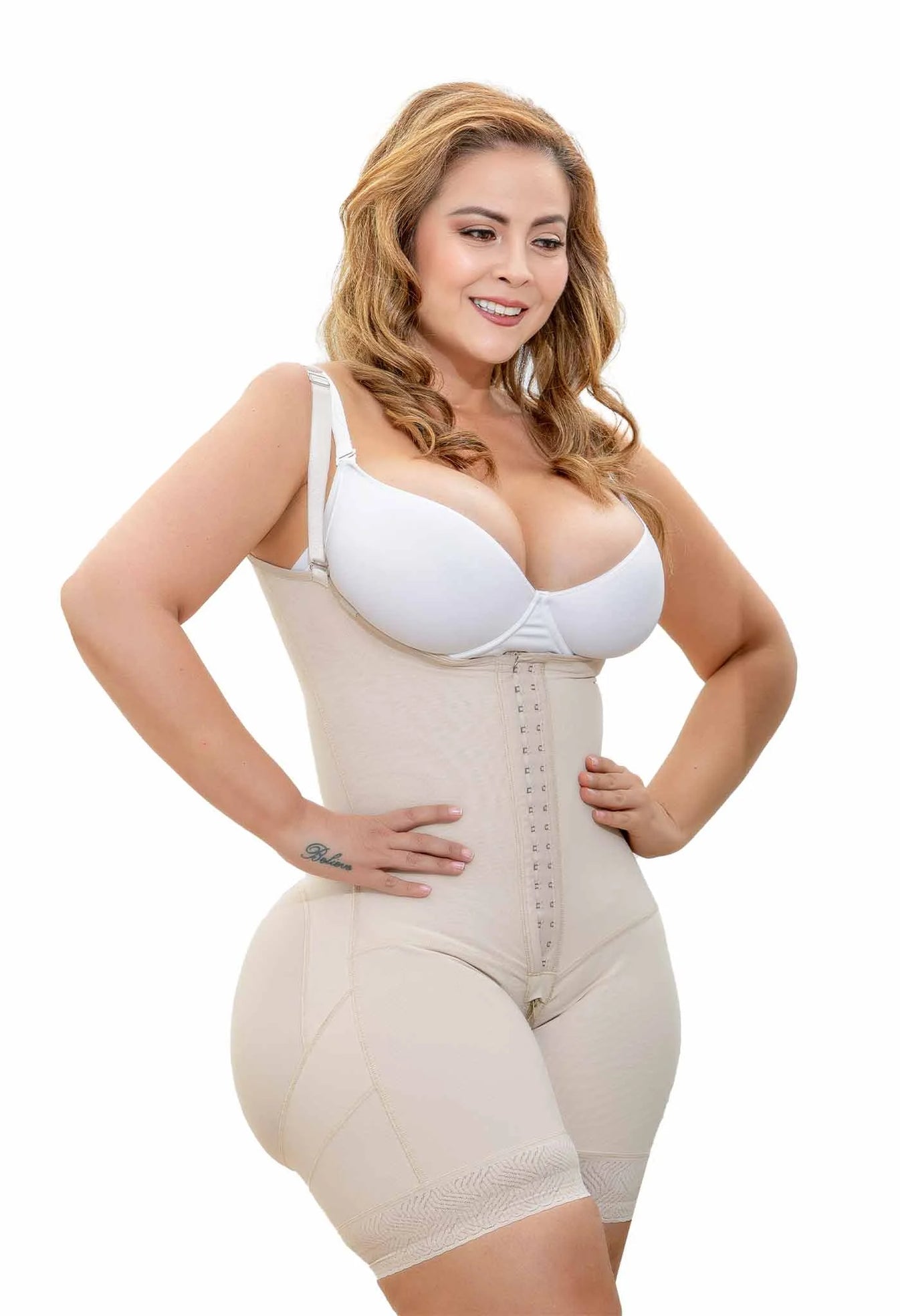 Faja colombiana para caderas anchas y poca cintura color beige vista lateral