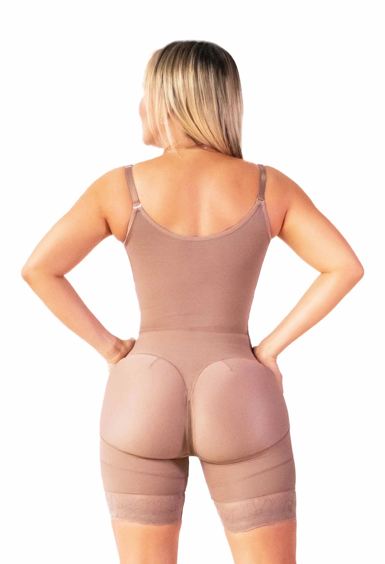 Faja colombiana levanta glúteos corta de alta compresión color cocoa vista completa de espalda