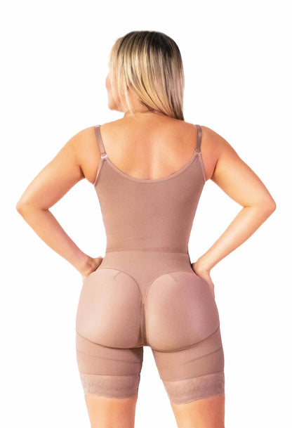 Faja colombiana levanta glúteos corta de alta compresión color cocoa vista completa de espalda