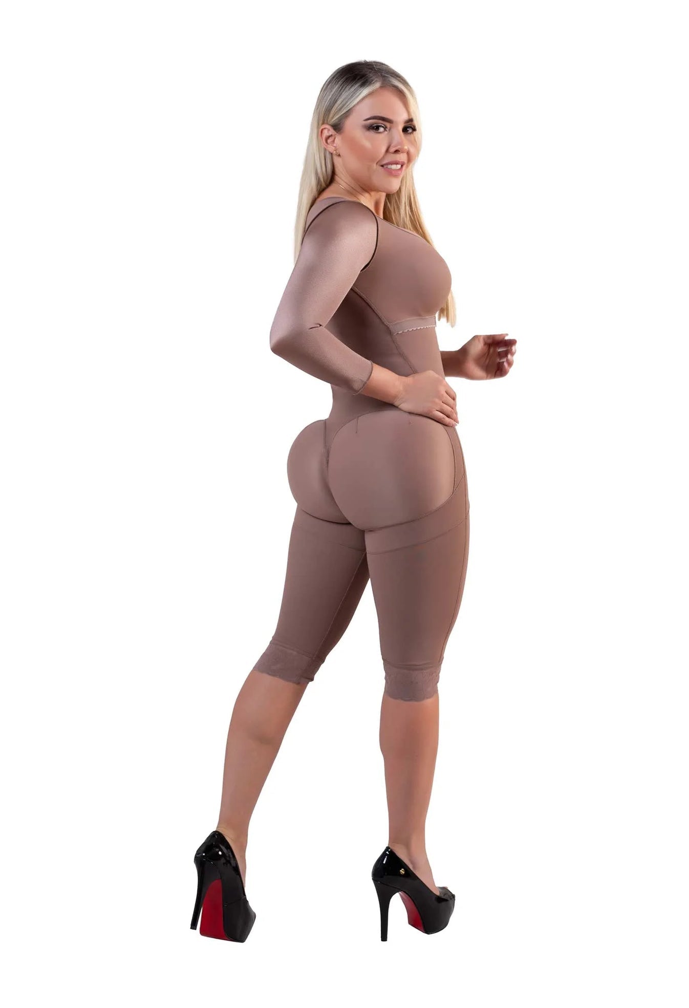 Faja postquirúrgica colombiana con mangas para senos y cadera color cocoa vista lateral