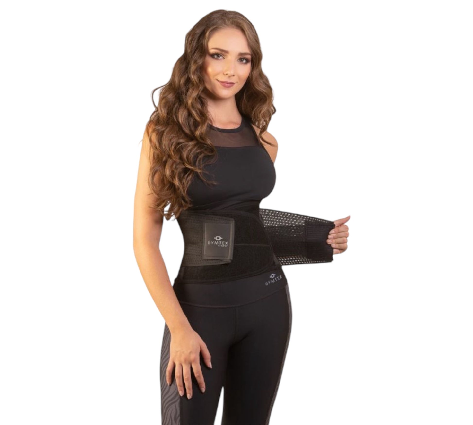 Mujer mostrando cinturón deportivo colombiano unisex negro con cierre de velcro, ajuste firme y material transpirable para entrenamiento.